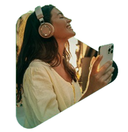Mulher feliz ouvindo musica e mexendo no celular