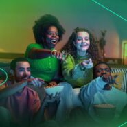Grupo de amigos assistindo filme e se divertindo