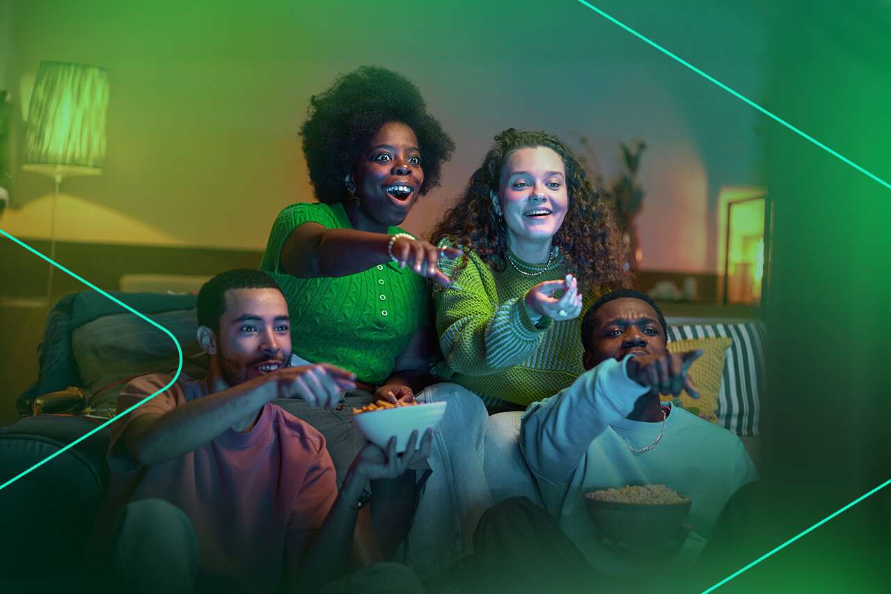 Grupo de amigos assistindo filme e se divertindo