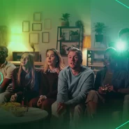 Grupo de amigos assistindo TV em ambiente descontraído