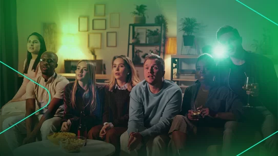 Grupo de amigos assistindo TV em ambiente descontraído