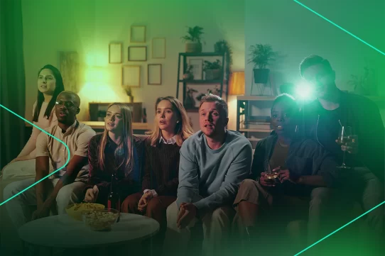 Grupo de amigos assistindo TV em ambiente descontraído
