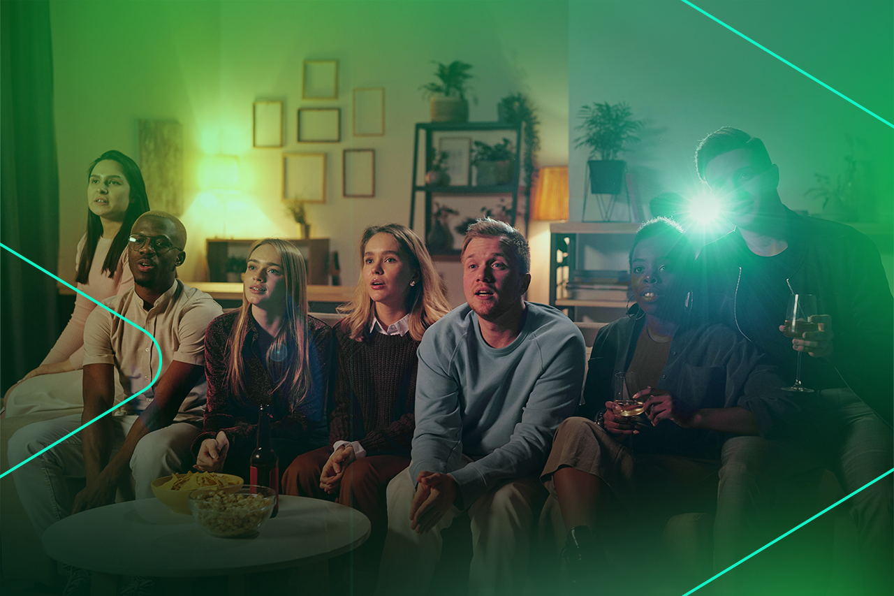 Grupo de amigos assistindo TV em ambiente descontraído