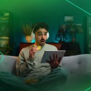 Homem assistindo vídeo com tablet e salgadinhos