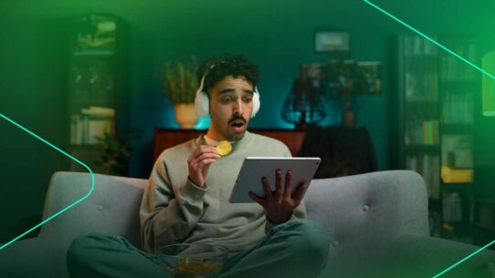 Homem assistindo vídeo com tablet e salgadinhos