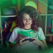 Jovem jogando no celular com fones de ouvido