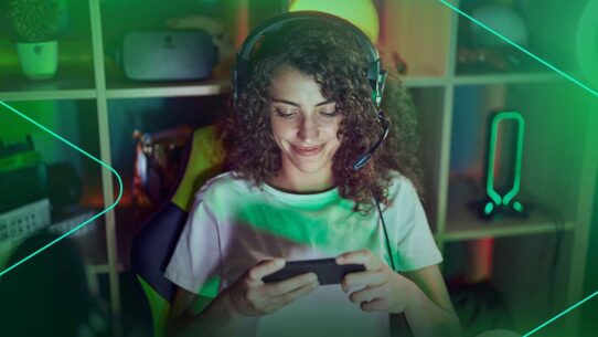 Jovem jogando no celular com fones de ouvido