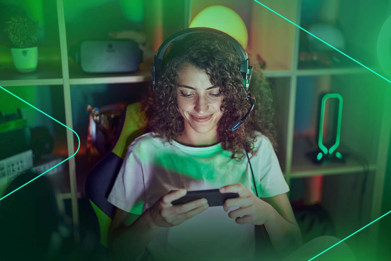 Jovem jogando no celular com fones de ouvido