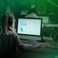 Mulher analisando dados em computador com gráficos