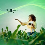 mulher controlando drone plantacao