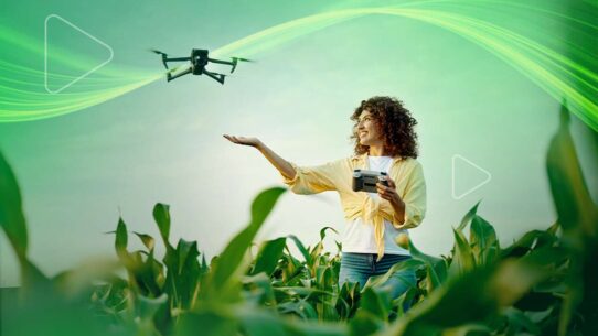 mulher controlando drone plantacao