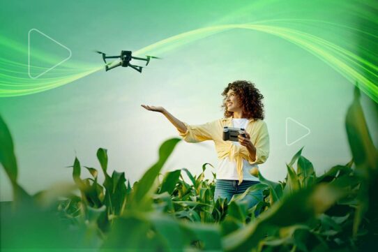 mulher controlando drone plantacao