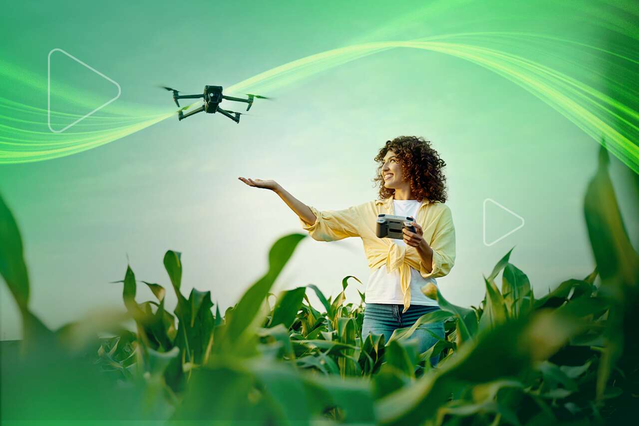 mulher controlando drone plantacao