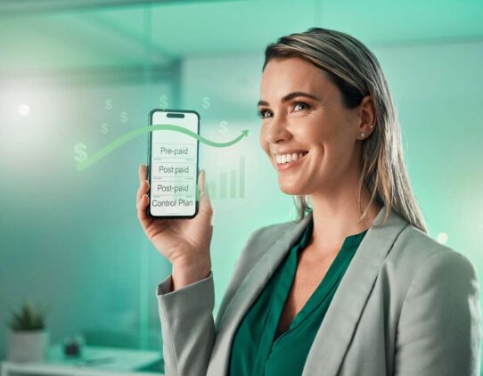 Mulher segurando smartphone com gráficos financeiros.