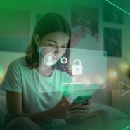 Mulher usando smartphone com ícone de segurança