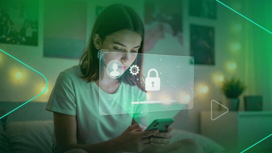 Mulher usando smartphone com ícone de segurança