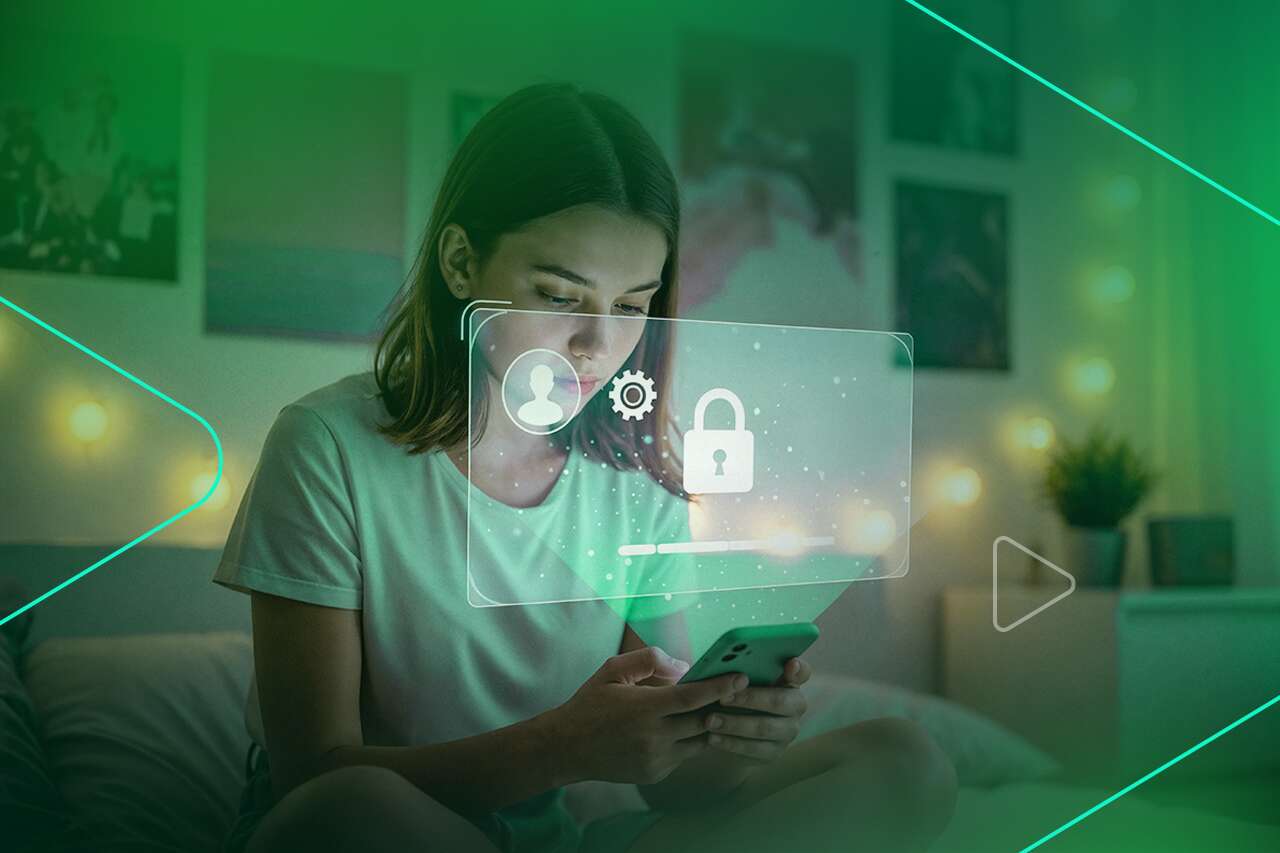Mulher usando smartphone com ícone de segurança