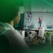 Paciente em telemedicina com médico na tela.