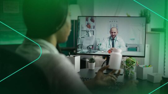 Paciente em telemedicina com médico na tela.