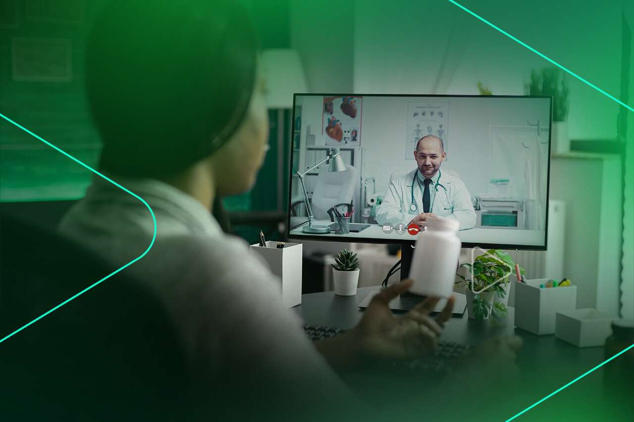 Paciente em telemedicina com médico na tela.