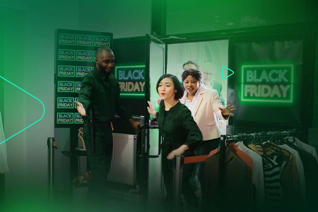 Clientes animados durante a Black Friday no comércio