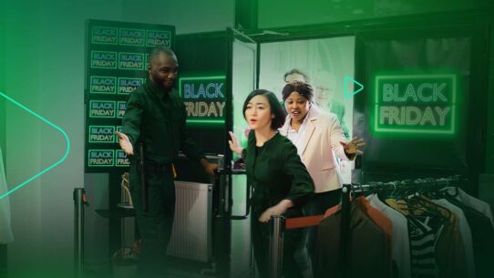 Clientes animados durante a Black Friday no comércio