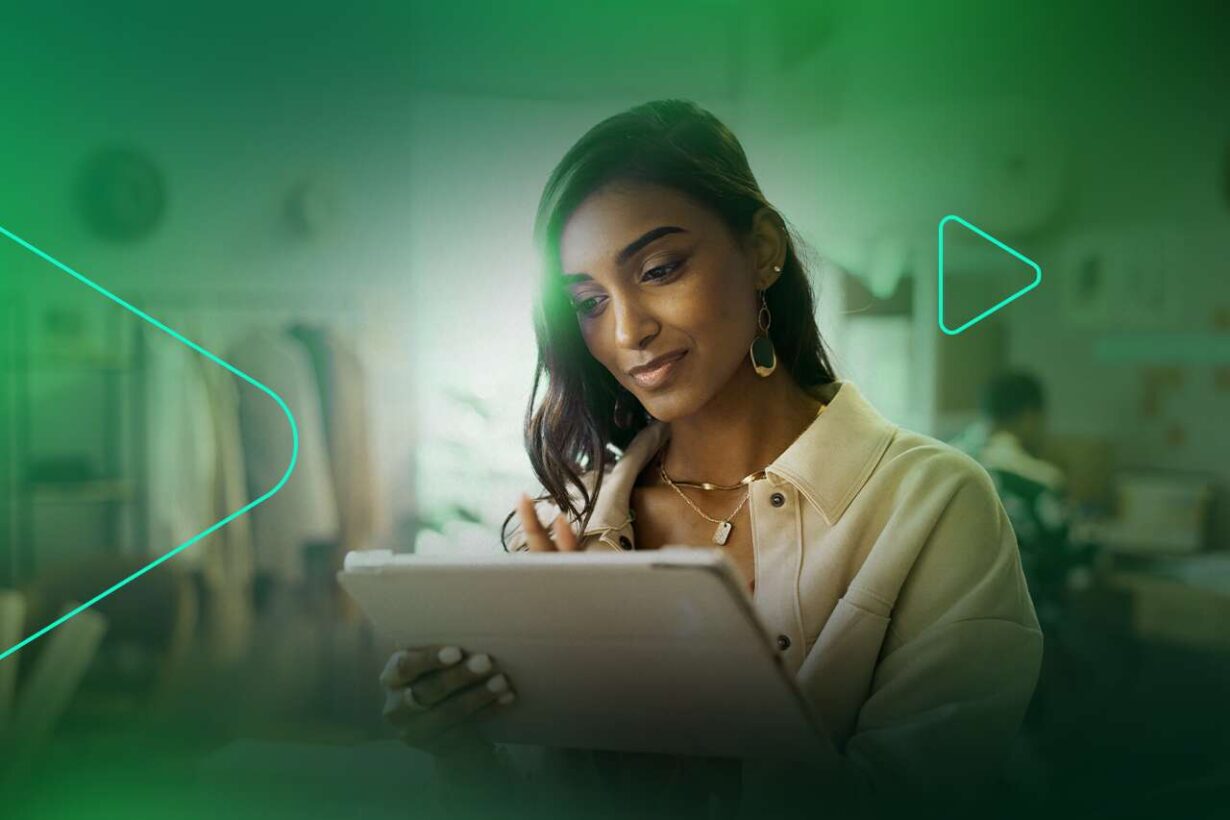 Mulher usando tablet em ambiente criativo