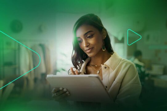 Mulher usando tablet em ambiente criativo