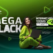 Mulher sorrindo com laptop, promoção de internet 100Mb da Algar