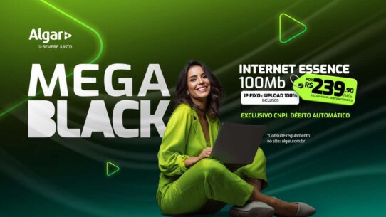 Mulher sorrindo com laptop, promoção de internet 100Mb da Algar