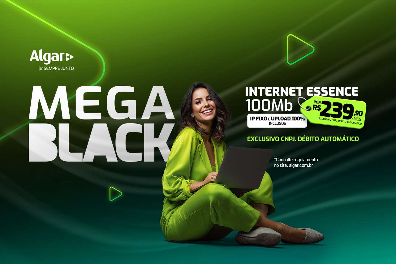 Mulher sorrindo com laptop, promoção de internet 100Mb da Algar
