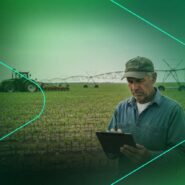 Agricultor usando tablet em campo agrícola