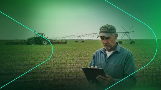 Agricultor usando tablet em campo agrícola