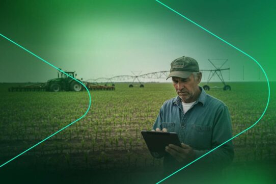 Agricultor usando tablet em campo agrícola