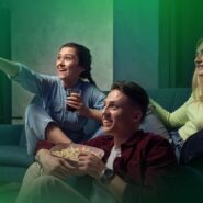 Grupo de amigos assistindo a um filme no sofá