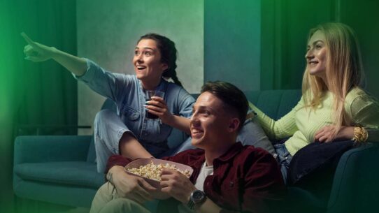 Grupo de amigos assistindo a um filme no sofá