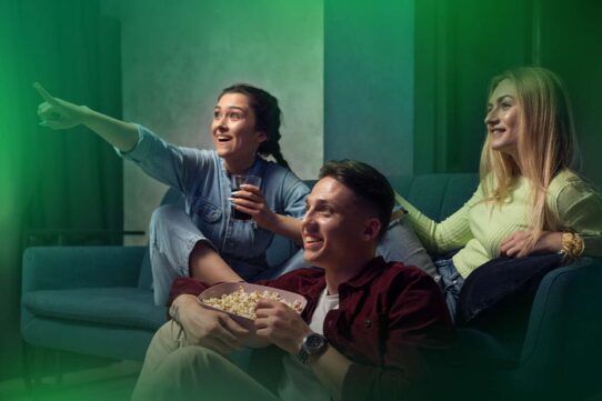 Grupo de amigos assistindo a um filme no sofá