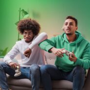 Dois amigos jogando videogame no sofá