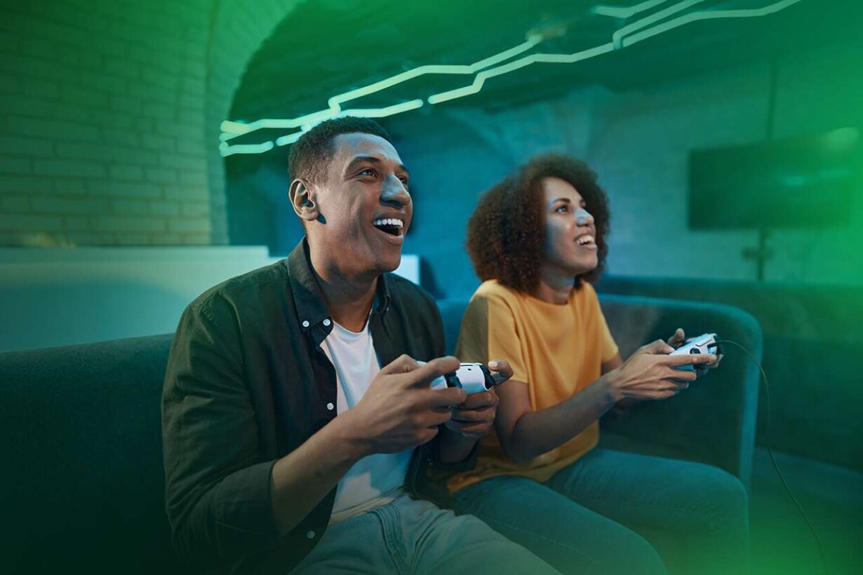 Casal jogando videogame em ambiente descontraído