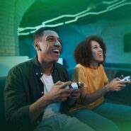 Casal jogando videogame em ambiente descontraído