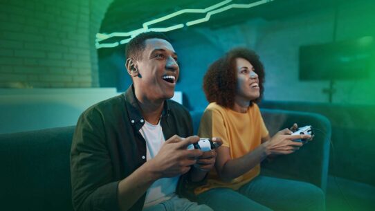 Casal jogando videogame em ambiente descontraído
