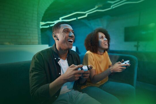 Casal jogando videogame em ambiente descontraído