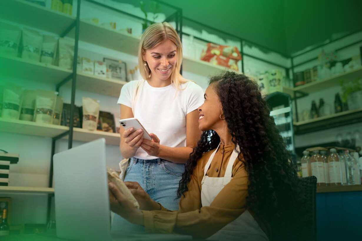 Duas mulheres conversando em café moderno