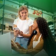 Duas mulheres conversando em café moderno