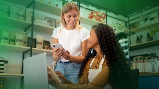 Duas mulheres conversando em café moderno