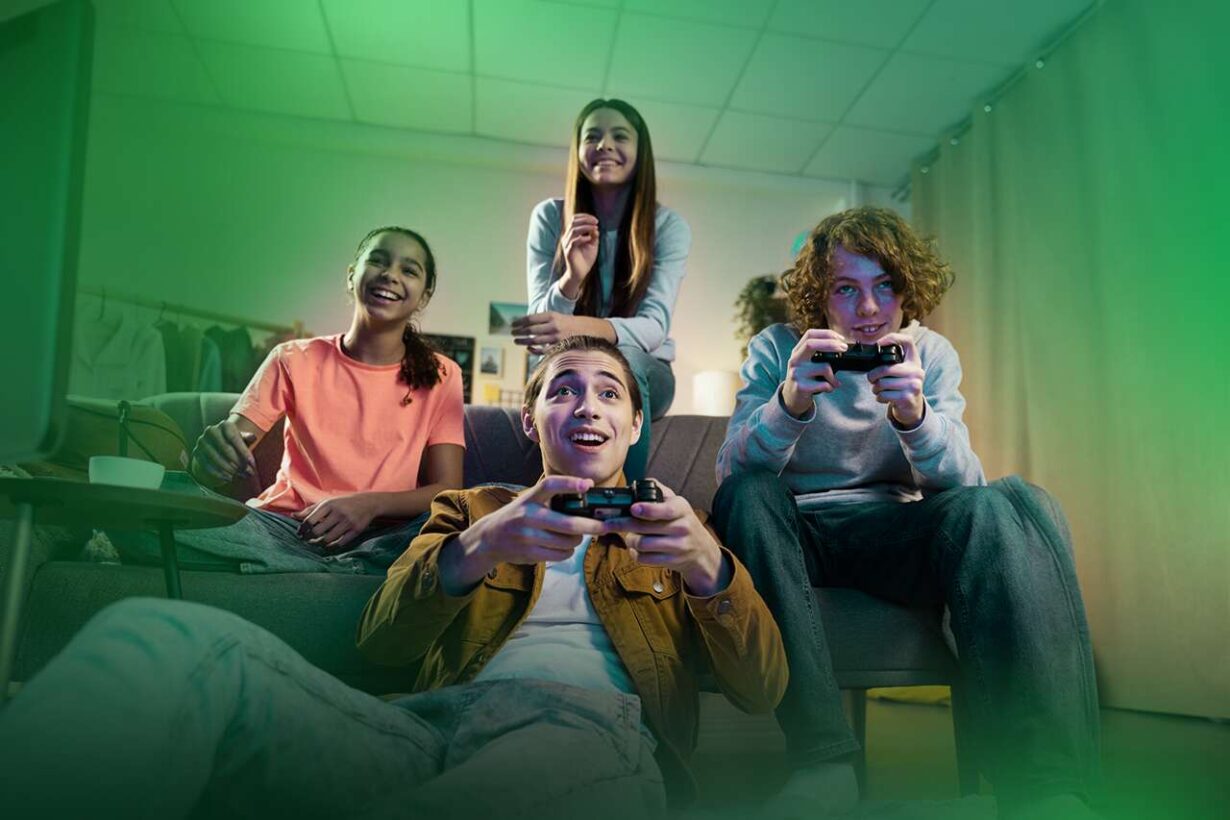 Grupo de amigos jogando videogame juntos em casa.