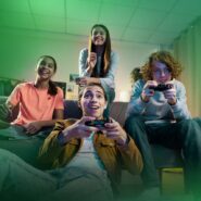 Grupo de amigos jogando videogame juntos em casa.