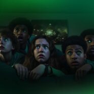 Grupo de jovens assistindo assustados algo na TV