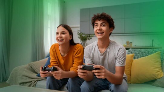 Dois jovens jogando videogame juntos em casa.