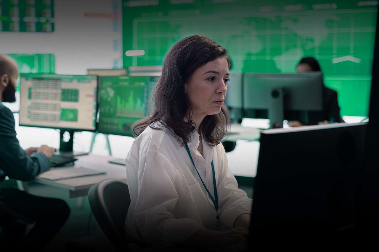 Mulher trabalhando em ambiente de análise financeira.